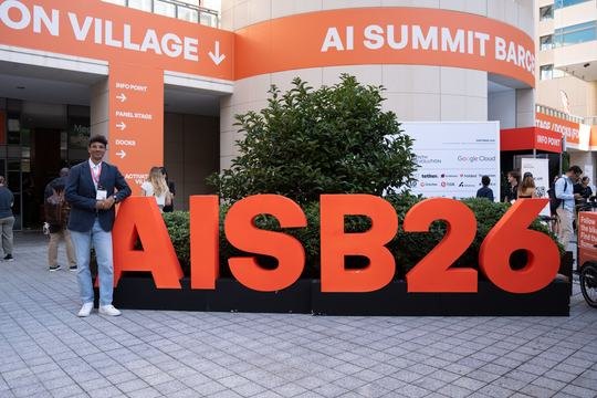 Sami in front of the AISB26 letters at World Trade Center Barcelona
